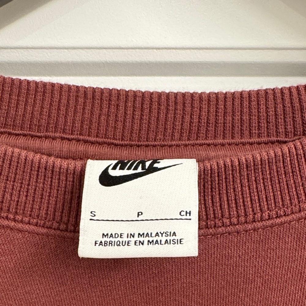 Nike Women's Phoenix Burgundy Cropped Crewneck - Picture 2 of 3